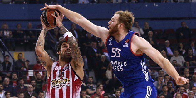 ATHENS, GREECE - APRIL 21 : Alex Kirk (R) of Anadolu Efes in action against Georgios Printezis (L) of Olympiacos Piraeus during the Turkish Airlines EuroLeague Playoffs quarter-final match between Olympiacos Piraeus and Anadolu Efes Istanbul in Athens, Greece on April 21, 2017. (Photo by Ayhan Mehmet/Anadolu Agency/Getty Images)