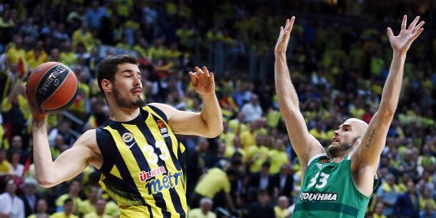 ISTANBUL, TURKEY - APRIL 25: Nikola Kalinic,Ã#33 of Fenerbahce Istanbul competes with Nick Calathes, #33 of Panathinaikos Superfoods Athens during the 2016/2017 Turkish Airlines EuroLeague Playoffs leg 3 game between Fenerbahce Istanbul v Panathinaikos Superfoods Athens at Fenerbahce Ulker Arena on April 25, 2017 in Istanbul, Turkey. (Photo by Aykut Akici/EB via Getty Images)