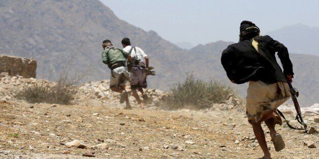 TAIZ, YEMEN - APRIL 6 : Government forces attack positions of Houthis and pro- Saleh during an operation in Taiz province, Yemen on April 6, 2017. Government forces retook the Radar and Al-Kari hills and a part of Al- Hamsin street after the clashes. (Photo by Abdulnasser Alseddik/Anadolu Agency/Getty Images)