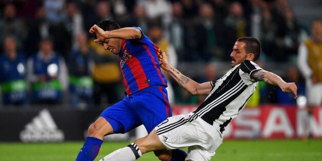 TURIN, ITALY - APRIL 11: Luis Suarez of Barcelona shoots at goal under pressure from Leonardo Bonucci of Juventus during the UEFA Champions League Quarter Final first leg match between Juventus and FC Barcelona at Juventus Stadium on April 11, 2017 in Turin, Italy. (Photo by Mike Hewitt/Getty Images)