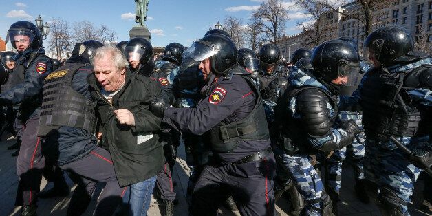 Law enforcement officers detain an opposition supporter during a rally in Moscow, Russia, March 26, 2017. REUTERS/Sergei Karpukhin