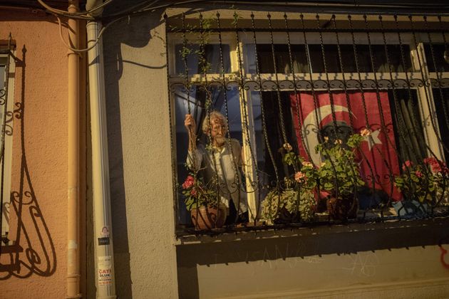 Ένας άνδρας στην Κωνσταντινούπολη κοιτάζει από παράθυρο του σπιτιού του μια από τις μεγάλες διαδηλώσεις που πραγματοποιήθηκαν στην Κωνσταντινούπολη τον Μάιο του 2019 κατά της απόφασης να γίνουν επαναληπτικές εκλογές στον Μητροπολιτικό Δήμο μετά την ήττα του κόμματος του Ερντογάν.