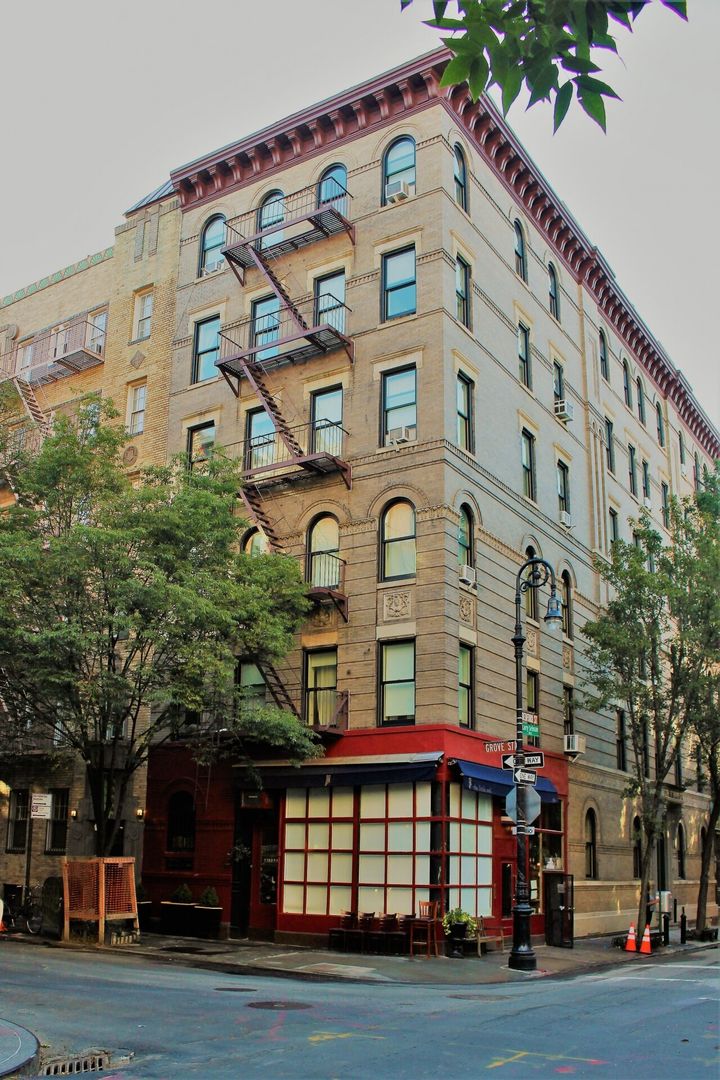 Cette façade d'immeuble se situe au 90 Bedford Street et est devenue emblématique de la série «Friends» au fil des années.