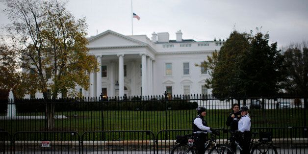 Uniformed U.S. Secret Service officers keep watch outside the White House in Washington, November 17, 2015. REUTERS/Carlos Barria