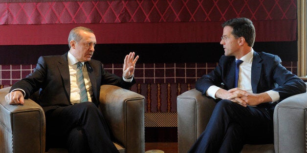 Dutch Prime Minister Mark Rutte (R) speaks with his Turkish counterpart Tayyip Erdogan at his office in the Hague March 21, 2013. REUTERS/Toussaint Kluiters/United Photos (NETHERLANDS - Tags: POLITICS)