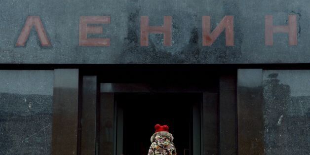 TOPSHOT - People enter Soviet state founder Vladimir Lenin's mausoleum while visiting Red Square in Moscow on October 11, 2016. / AFP / Natalia KOLESNIKOVA (Photo credit should read NATALIA KOLESNIKOVA/AFP/Getty Images)