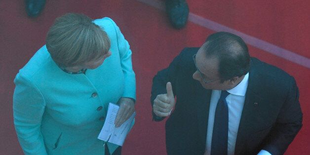 French President Francois Hollande (R) and Germany's Chancellor Angela Merkel arrive for a news conference at the end of a European Union leaders summit in Bratislava, Slovakia, September 16, 2016. Picture taken through a window. REUTERS/Radovan Stoklasa