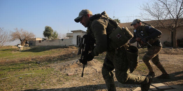 Iraqi troops advance towards Mosul's southern neighbourhood of Jawasaq on February 24, 2017 during an ongoing offensive to retake the northern city from jihadists of the Islamic State group.Iraqi forces entered west Mosul neighbourhoods, a key stronghold in the shrinking 'caliphate' of the Islamic State group, which replied with deadly suicide attacks in Iraq and Syria. The elite Counter-Terrorism Service that did most of the fighting in the four-month-old Mosul offensive entered a neighbourhood further west along the city's southern limits. / AFP / AHMAD AL-RUBAYE (Photo credit should read AHMAD AL-RUBAYE/AFP/Getty Images)