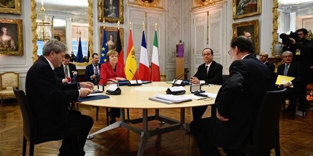 (From L around the table) Italian premier Paolo Gentiloni, German Chancellor Angela Merkel, French President Francois Hollande and Spanish Prime Minister Mariano Rajoy meet during an informal summit of heads of continental Europe's biggest economies focusing on the Brexit, on March 6, 2017 in Versailles. / AFP PHOTO / POOL / Martin BUREAU (Photo credit should read MARTIN BUREAU/AFP/Getty Images)