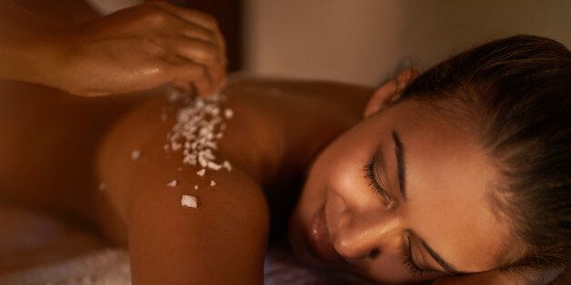 Shot of a young woman enjoying a salt exfoliation treatment at a spahttp://195.154.178.81/DATA/i_collage/pi/shoots/783620.jpg