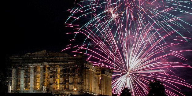 Fireworks explode over the ancient Parthenon temple atop Acropolis hill during New Year's day celebrations in Athens, Greece, January 1, 2017. REUTERS/Alkis Konstantinidis