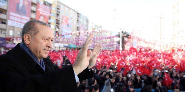 KAHRAMANMARAS, TURKEY - FEBRUARY 17: Turkish President Recep Tayyip Erdogan salutes people during an opening ceremony at Muftuluk Square in Kahramanmaras, Turkey on February 17, 2017. (Photo by Turkish Presidency Press Office / Yasin Bulbul/Anadolu Agency/Getty Images)