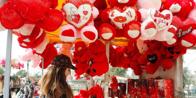 A woman shops for a Valentine's Day gift at Zawraa's amusement park in Baghdad, February 14, 2015. REUTERS/Khalid al-Mousily (IRAQ - Tags: SOCIETY)