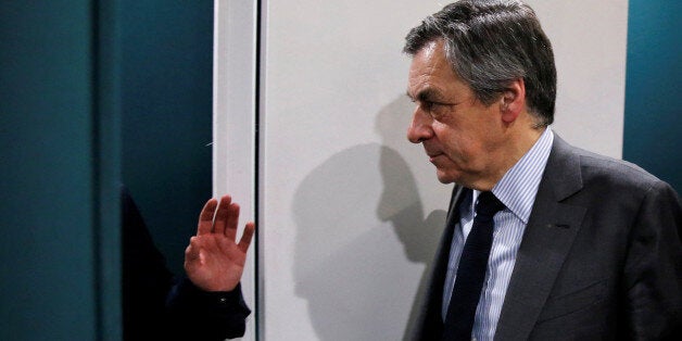 Francois Fillon (C), former French prime minister, member of The Republicans political party and 2017 presidential candidate of the French centre-right, visits the Salon des Entrepreneurs (Entrepreneurship fair) in Paris, France, February 1, 2017. REUTERS/Benoit Tessier TPX IMAGES OF THE DAY