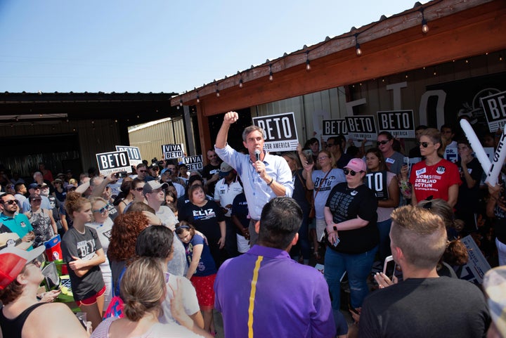 Democratic presidential candidate Beto O’Rourke rallies the crowd for Markowitz.