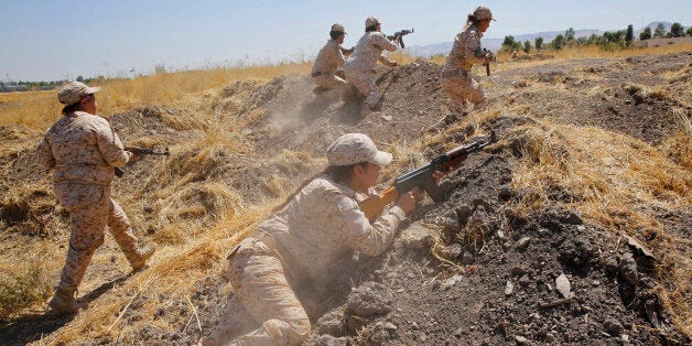 Kurdish Peshmerga female fighters take part in combat skills training before deploying to fight the Islamic State at their military camp in Sulaimaniya, northern Iraq September 18, 2014. REUTERS/Ahmed Jadallah (IRAQ - Tags: CIVIL UNREST CONFLICT MILITARY TPX IMAGES OF THE DAY)