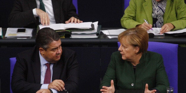 BERLIN, BERLIN - NOVEMBER 23: German Chancellor Angela Merkel (CDU) speaks with vice Chancellor Sigmar Gabriel (SPD) ahead of her Speech to debate on Federal Budget in the German Parliament or Bundestag on November 23, 2016 in Berlin, Germany. (Photo by Michele Tantussi/Getty Images)