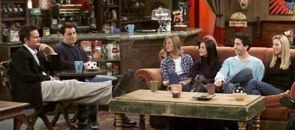 Los seis protagonistas de 'Friends' en el Central Perk. 