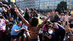 Δεκάδες γυμνόστηθες γυναίκες στους δρόμους της