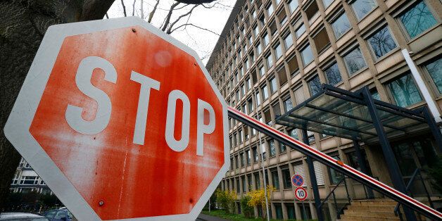 A stop sign is pictured outside Germany's Federal Financial Supervisory Authority BaFin (Bundesanstalt fuer Finanzdienstleistungsaufsicht) located in the former finance ministry building in Bonn, Germany, April 5, 2016. REUTERS/Wolfgang Rattay