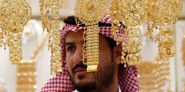 A man looks on as he inspects gold jewellery at a shop in Riyadh, Saudi Arabia September 28, 2016. REUTERS/Faisal Al Nasser