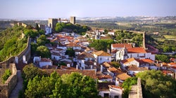 Óbidos: Η μικρή πόλη της Πορτογαλίας που έχει μεταμορφωθεί σε ατελείωτο