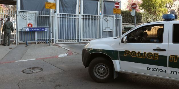 An Israeli police car is seen at the entrance to the residence of Israeli Prime Minister Benjamin Netanyahu as members of the media wait for the arrival of police investigators on January 2, 2017.Israeli police were expected to question Prime Minister Benjamin Netanyahu earlier in the day over whether he illegally accepted gifts from wealthy supporters, media reports said, in a probe shaking the country's political scene. / AFP / GALI TIBBON (Photo credit should read GALI TIBBON/AFP/Getty Images)