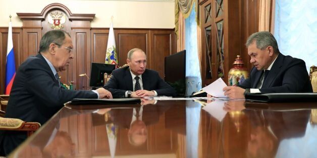 Σύσκεψη στο Κρεμλίνο μετά την ανακοίνωση των κυρώσεων από τις ΗΠΑ. Ο Πούτιν ακούει τις εισηγήσεις των υπουργών Εξωτερικών και ΆΜυνα