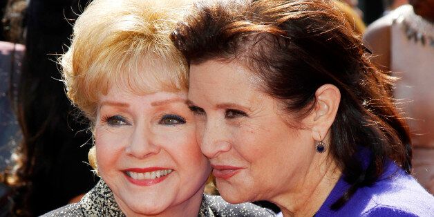Actress Debbie Reynolds (L) and her daughter Carrie Fisher (R) arrive at the 2011 Primetime Creative Arts Emmy Awards in Los Angeles September 10, 2011. REUTERS/Danny Moloshok (UNITED STATES - Tags: ENTERTAINMENT)