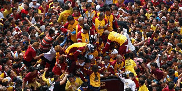 Devotees jostle to touch the image of Black Nazarene as they parade a black statue of Jesus Christ during the annual Catholic religious feast in Manila, Philippines January 9, 2017. REUTERS/Erik De Castro