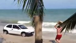Οδηγός «γκαζώνει» πάνω στην παραλία και λουόμενος απαντά πετώντας του ένα