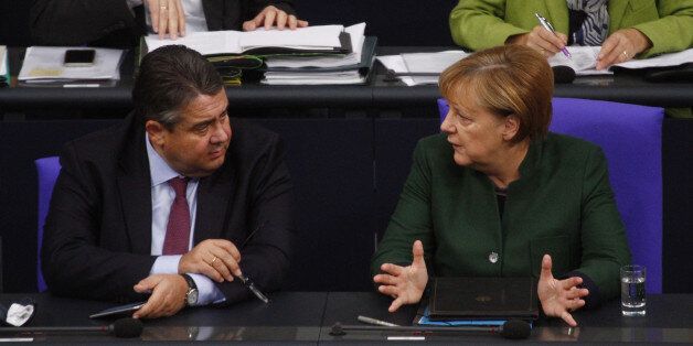 BERLIN, BERLIN - NOVEMBER 23: German Chancellor Angela Merkel (CDU) speaks with vice Chancellor Sigmar Gabriel (SPD) ahead of her Speech to debate on Federal Budget in the German Parliament or Bundestag on November 23, 2016 in Berlin, Germany. (Photo by Michele Tantussi/Getty Images)