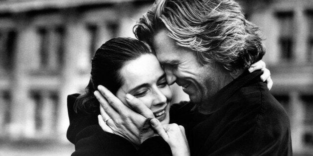 A fond hug between the American actor Jeff Bridges and the Italian actress Isabella Rossellini as Mr. and Mrs. Klein, in a scene from the movie Fearless. USA, 1993.. (Photo by Mondadori Portfolio via Getty Images)