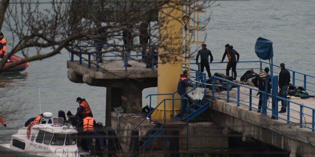 SOCHI, RUSSIA - DECEMBER 25 : Rescuers unload fragments and remains from a boat, found at the site of the Tu-154 plane crash near Sochi, Russia, 25 December 2016. A Tu-154 aircraft of the Russian Defense Ministry has crashed in the Black Sea after it disappeared from radar, regional emergency service said on December 25, 2016. The aircraft was en route to Syrias Latakia to take part in a New Year's concert. Among the 92 people onboard the crashed plane, eight were crew members, the Russian defense ministry said in a statement. The ministry confirmed that there were also nine journalists along with musicians from the Red Army Choir, or the Alexandrov Ensemble. (Photo by Ekaterina Lyzlova/Anadolu Agency/Getty Images)