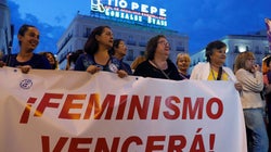 'La noche violeta': Miles de personas marchan en todo el país para declarar la emergencia