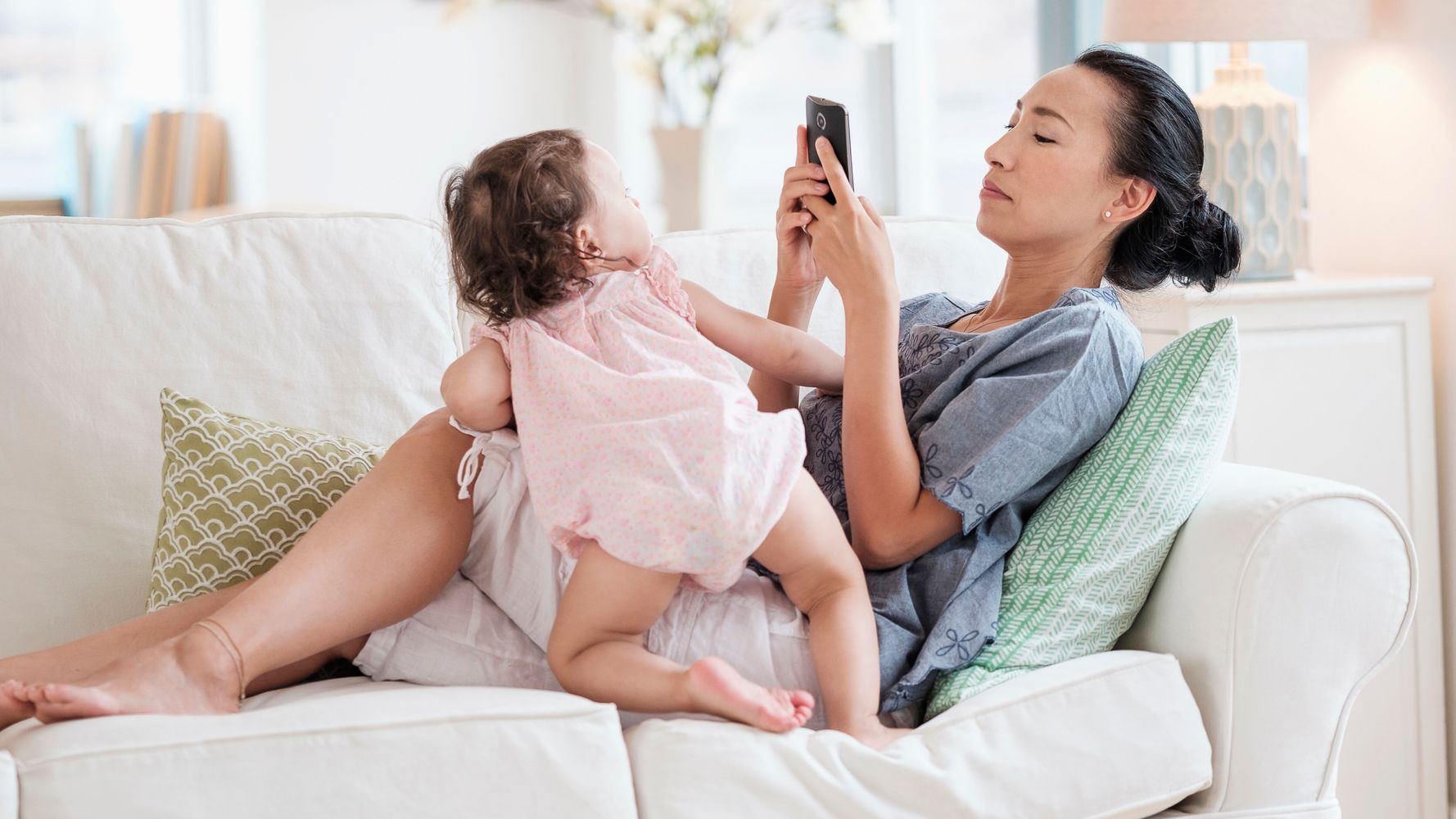 Social Media Makes Mothers Feel Inadequate Refinery29 Canada Study Huffpost Canada Parents