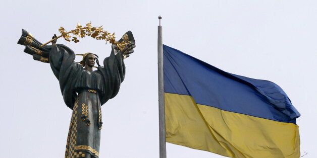 A view shows the Independence Monument and the Ukrainian national flag in Independence Square in central Kiev, Ukraine, April 11, 2016. Picture taken April 11, 2016. REUTERS/Valentyn Ogirenko