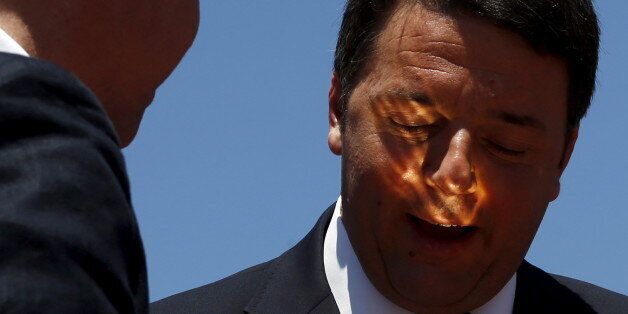 Italian Prime Minister Matteo Renzi receives the keys to the city of Buenos Aires, which are reflecting light on his face, from Buenos Aires' Mayor Horacio Rodriguez Larreta (L) in Buenos Aires, Argentina, February 15, 2016. REUTERS/Marcos Brindicci