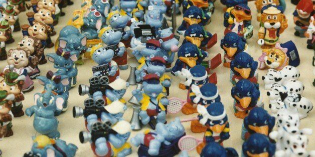 (GERMANY OUT) Eine Parade von hintereinander aufgestellten Plastikfiguren, die aus Kinder-Schokoladeneiern stammen und zu begehrten Sammlerobjekten geworden sind. Undatiertes Foto. (Photo by Becker & Bredel/ullstein bild via Getty Images)