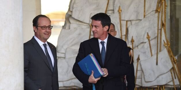 French President Francois Hollande (L) and Prime Minister Manuel Valls leave at the end of the weekly cabinet meeting at the Elysee Palace in Paris on November 30, 2016. / AFP / ERIC FEFERBERG (Photo credit should read ERIC FEFERBERG/AFP/Getty Images)