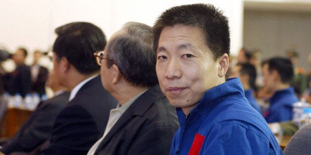 China's first astronaut Yang Liwei (R) attends a ceremony celebratingthe return of the Shenzhou 5 capsule in Beijing October 18, 2003. TheShenzhou 5 space capsule, China's first manned spacecraft, made asuccessful return to earth earlier this week after a 21-hour journey.REUTERS/China PhotoGN