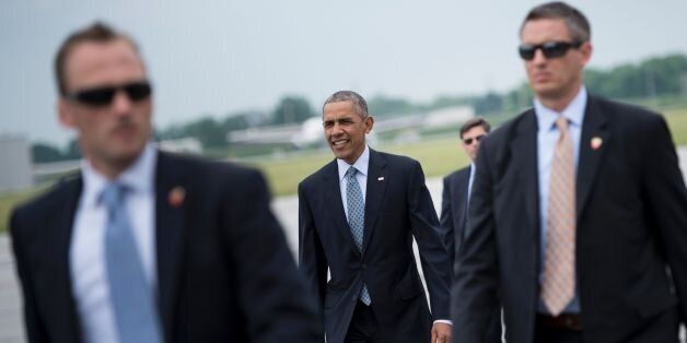 US President Barack Obama arrives at South Bend International Airport June 1, 2016 in South Bend, Indiana. / AFP / Brendan Smialowski (Photo credit should read BRENDAN SMIALOWSKI/AFP/Getty Images)