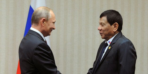 Russian President Vladimir Putin and Philippine President Rodrigo Duterte attend a meeting on the sidelines of the Asia-Pacific Economic Cooperation (APEC) Summit in Lima, Peru, November 19, 2016. Picture taken November 19, 2016. Sputnik/Kremlin/Mikhail Klimentyev via REUTERS ATTENTION EDITORS - THIS IMAGE WAS PROVIDED BY A THIRD PARTY. EDITORIAL USE ONLY. TPX IMAGES OF THE DAY