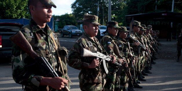 Members of the Nicaraguan army stand at the border between Nicaragua and Costa Rica, to block the access of Cuban migrants in Penas Blancas, Nicaragua November 17, 2015. More than a thousand Cuban migrants hoping to make it to the United States were stranded in the border town of Penas Blancas, Costa Rica, on Monday after Nicaragua closed its border on November 15, 2015 stoking diplomatic tensions over a growing wave of migrants making the journey north from the Caribbean island. REUTERS/Oswaldo Rivas