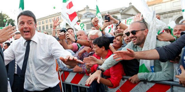 Italian Prime Minister Matteo Renzi greets supporters during a rally in downtown Rome, Italy October 29, 2016. REUTERS/Remo Casilli