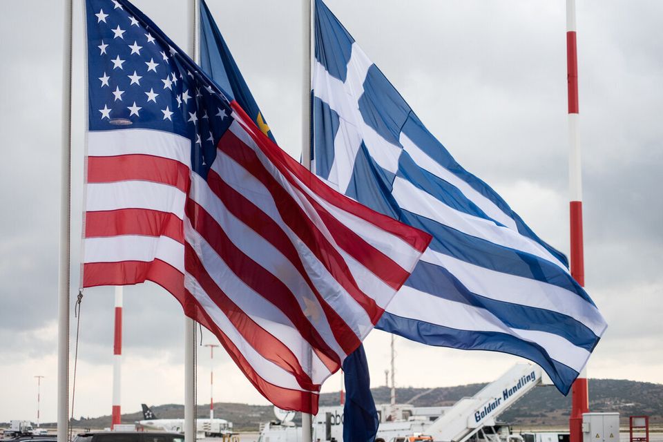 H Αμερικάνικη, η Ελληνική (και η εξαφανισμένη Ευρωπαϊκή) σημαία ανεμίζουν.