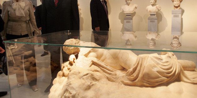 Bosnian Presidency chairman Nebojsa Radmanovic, second left and his wife Dijana look at an ancient Greek statue at the National Archaeological Museum in Athens, Monday, April 27, 2009. Radmanovicis is in Greece on a two-day official visit. (AP Photo/ Petros Giannakouris)
