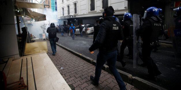 Protesters run away from riot police offiers during a protest against the arrest of pro-Kurdish Peoples' Democratic Party (HDP) lawmakers, in Istanbul, Turkey November 5, 2016. REUTERS/Osman Orsal