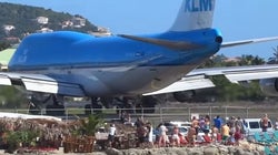 Αεροπλάνο απογειώνεται δίπλα σε παραλία και εκσφεδονίζει δεκάδες ανθρώπους στη