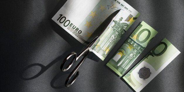 100 euro and scissors, symbolic picture, costs
